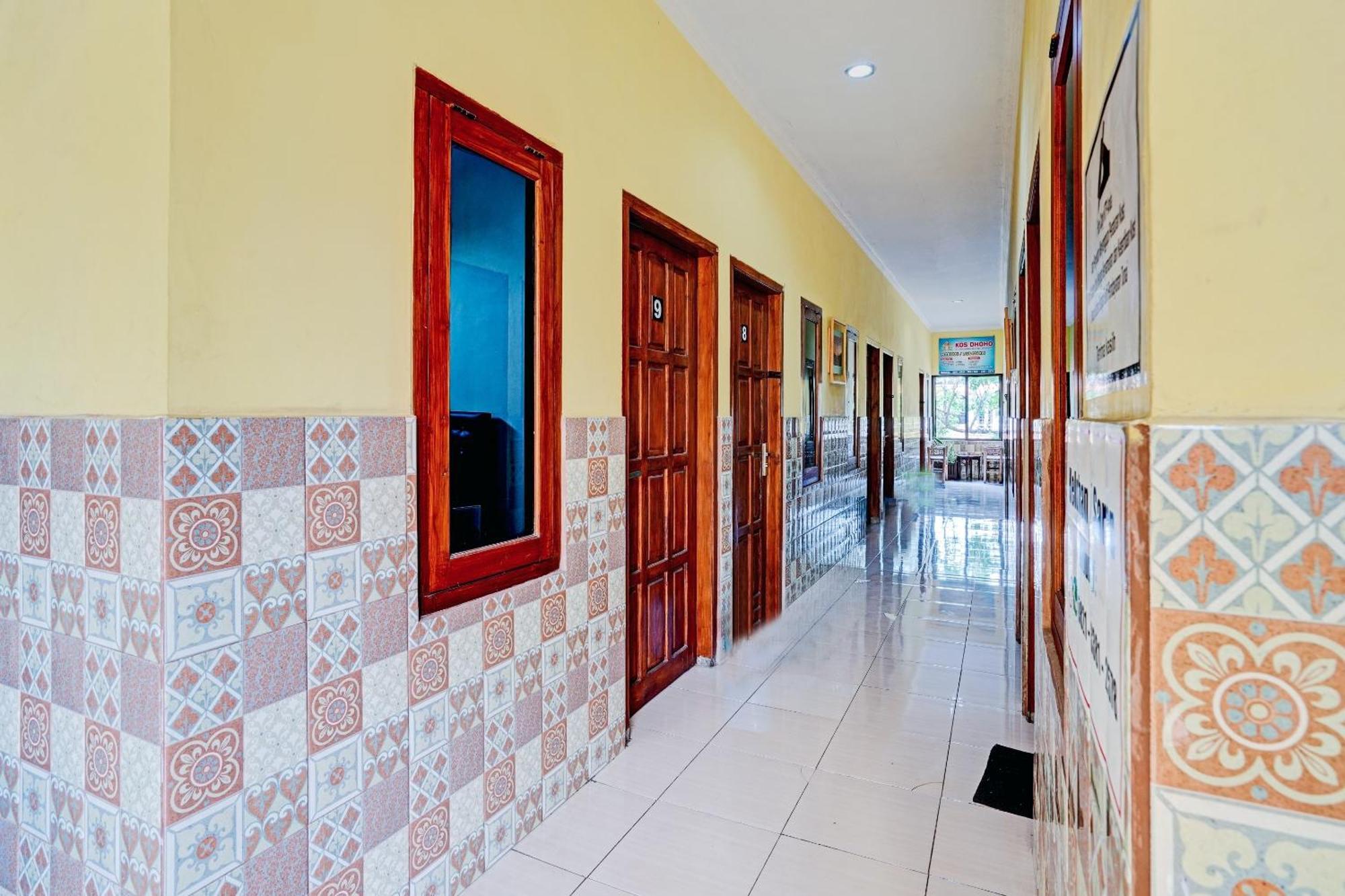 Oyo 90234 Dhoho Family Guest House كديري المظهر الخارجي الصورة